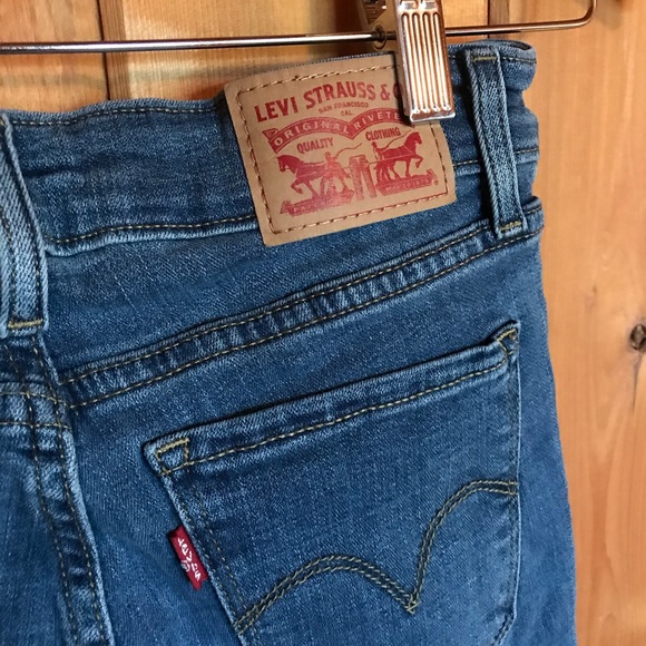 Levi’s 711 Mid-Rise Skinny Jeans - Picture 4 of 4